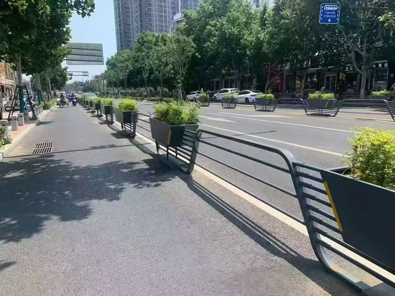 嘉兴镀锌钢花箱护栏_市政交通防撞花箱护栏生产安装